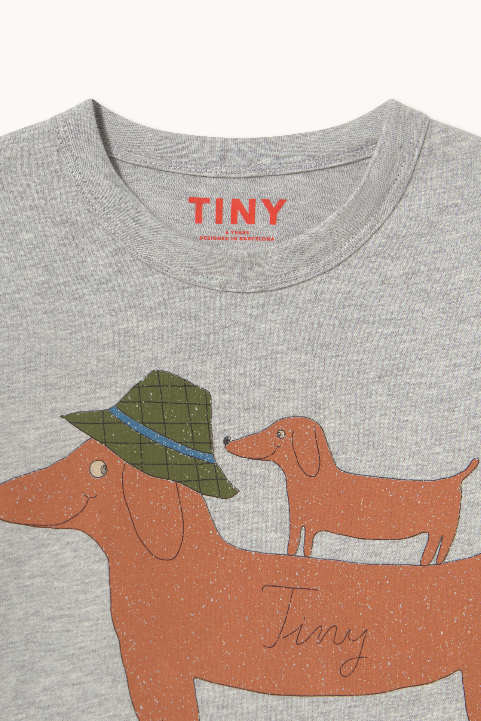 TWO DOGS GRAPHIC SLEEVE TEE